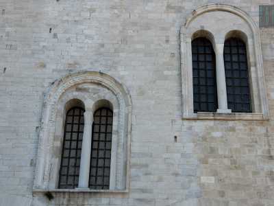 Ma c�� di pi�. In alcuni casi gli architetti suddetti non si limitarono a �ripulire� l�ambiente ma anche a costruire interi elementi ex novo. E� il caso ad esempio dell�angolo tra le facciate nord ed est della Basilica in cui si realizzarono in toto delle bifore scomparse nei secoli precedenti...